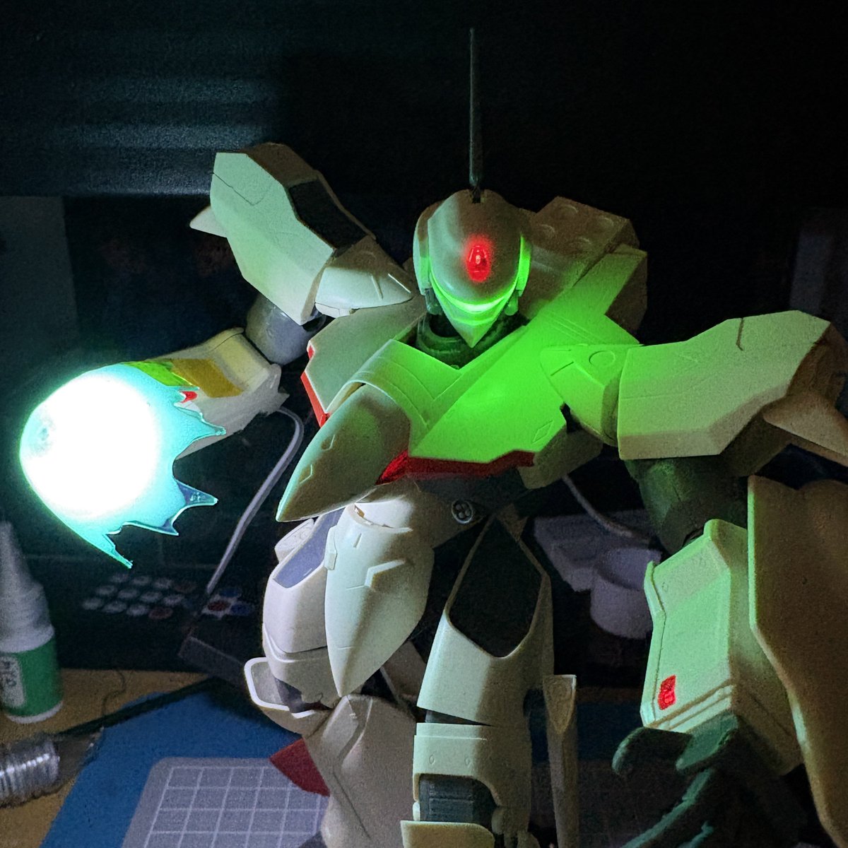 BearTwRider's tweet photo. ピンポイントバリアパンチを仮止め。
こんな感じでどうでしょう?
電源はUSBなのでかなり明るいです。
#電飾
#YF-19 https://t.co/ubHhJq0bAz