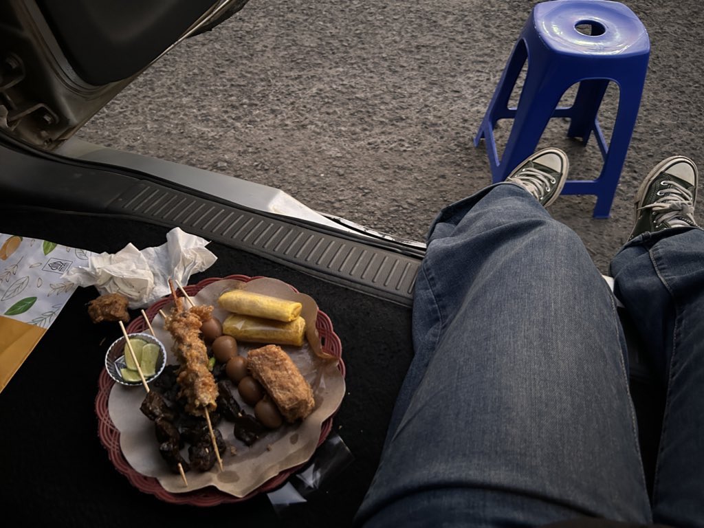 kiss-nurt-over-the-garden-gate tweet media