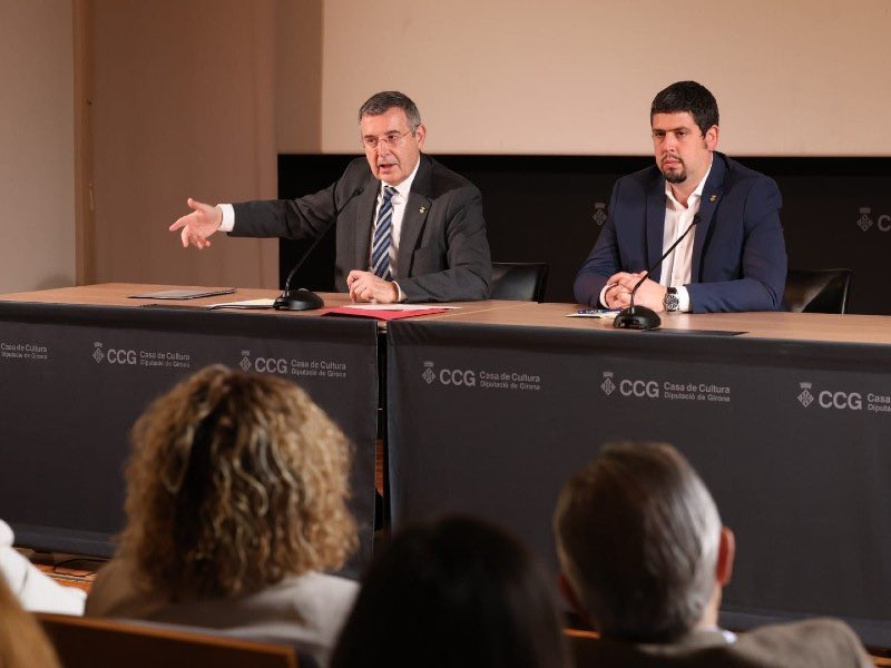 juntsxperalada's tweet photo. Bones notícies per als municipis gironins. La @DiputacioGirona presenta una nova línia de subvencions de 15 M€, amb un mínim de 38.000 € per municipi per impulsar inversions sostenibles els anys 2026 i 2027. Dijous hi va assistir l’alcalde de Peralada. https://t.co/pIMpFUKuDb