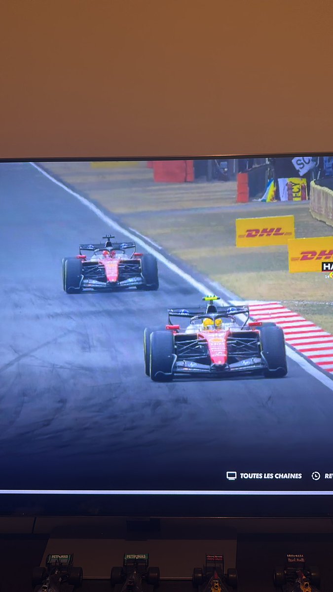 LeVecteurDuMal's tweet image. Yes look at how Leclerc tyre is so better than Lewis 🤡🤡