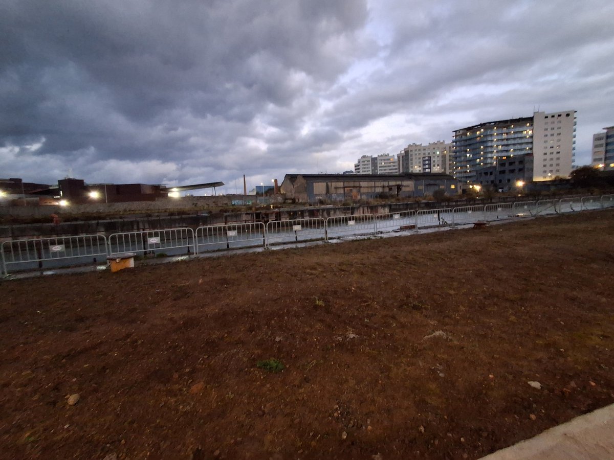 <a href="/mjvallina/">manuel vallina-victorero</a> Tan dura que le sacan la foto mirando las instalaciones de Indra, algo en lo que no han tenido ni un solo mérito. Por lo que sea, no sale ni una foto donde aun tienen un vallado de obra, como este.