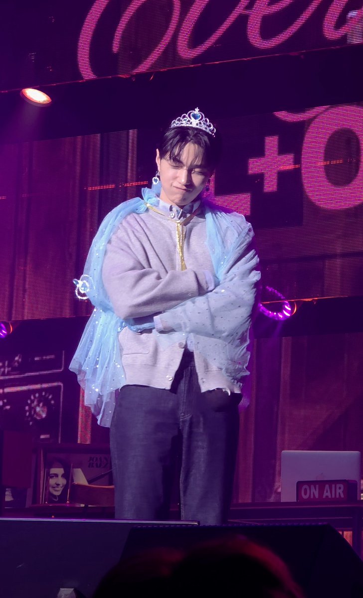 사진 보고 있는데 묭린세스 너무 귀여워욬ㅋㅋㅋㅋㅋㅋㅋㅋㅋㅋㅋㅋㅋㅋ
미치겠다 ㅠㅠ 김명수 생일파티인데 김명수 수난시대...ㅋㅋㅋㅋㅋㅋㅋㅋㅋㅋㅋㅋ 🤣