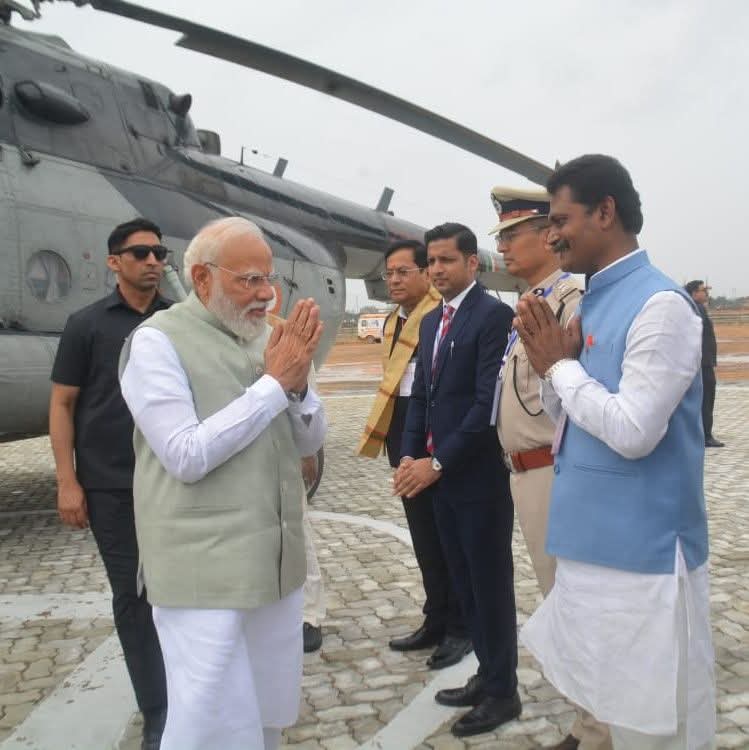 rupamsaha58's tweet photo. Truly honoured to meet Hon’ble Prime Minister Shri @narendramodi ji in Silchar today. A moment of pride and inspiration.

#NarendraModi
#PrimeMinisterOfIndia
#WelcomeModiJi
#VisionForIndia
#ModiInAssam 🇮🇳 https://t.co/2TmIeBZaiV