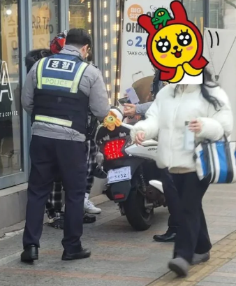 64bitcoinkr's tweet photo. 중학생과 배달기사가 번호판으로 싸움

배달기사가 음식 받으러간 사이 중학생 정도 되는 남자아이가 번호판 찍다 기사한테 적발됨.

사진 지우라는 식으로 시비붙어 경찰까지 출동함. 경찰이 이걸 왜 찍었는지 본인도 알지 않냐고 혼남. 벌금엔딩