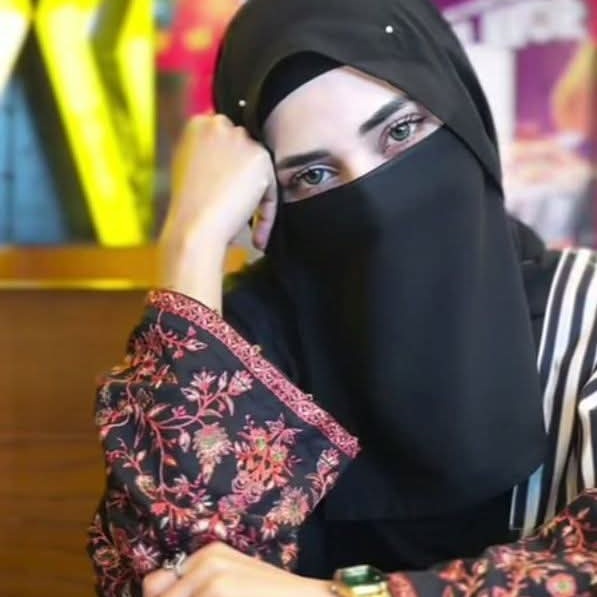 كان خطأي الوحيد أن ظننتُ أنني سأنساكِ
فمن كان يدري كيف أنجو من شِباكِ هذه الذكريات؟
یا قدرے روایتی اور بہاؤ والے انداز میں:
كانت غلطتي أن اعتقدتُ أنني سأنساك يومًا
ومن كان يعلم كيف أفلتُ من شبكة هذه الذكريات؟