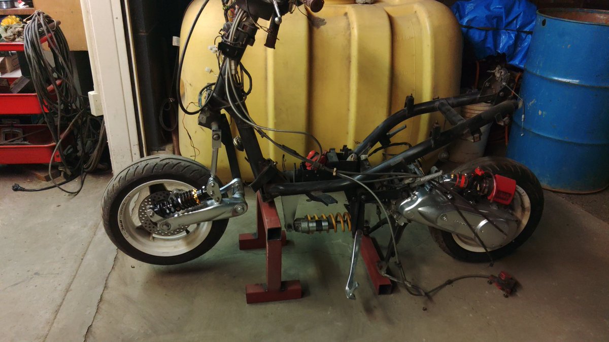 seizyu1's tweet image. #2スト　#スクーター
仮のメンテナンススタンド作ってから開始。フロントサスを寝かせて設置してディスクローターを200mmに交換(多少の加工あり)ホイール的に220mmが入るので装着予定のキャリパーは変更で200mmローターはリアに引っ越し。