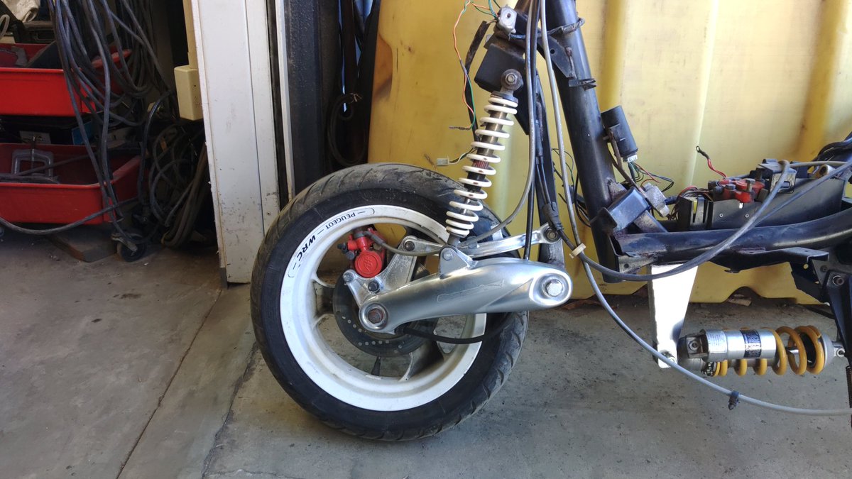 seizyu1's tweet image. #2スト　#スクーター
仮のメンテナンススタンド作ってから開始。フロントサスを寝かせて設置してディスクローターを200mmに交換(多少の加工あり)ホイール的に220mmが入るので装着予定のキャリパーは変更で200mmローターはリアに引っ越し。