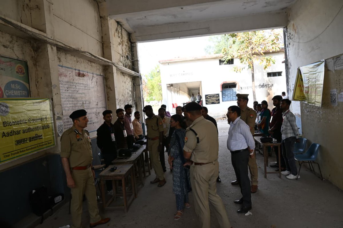 bandapolice's tweet photo. श्रीमान #ADGZone प्रयागराज व श्रीमान #Digchitrakootdham बांदा द्वारा #DMBanda व #SPBanda के साथ उ0नि0नागरिक पुलिस/समकक्ष पदों पर सीधी भर्ती-2025 की लिखित परीक्षा को सकुशल संपन्न कराए जाने हेतु जनपद के परीक्षा केन्द्रों का निरीक्षण कर संबंधित को दिए गए आवश्यक दिशा-निर्देश। https://t.co/DGweQiykjp