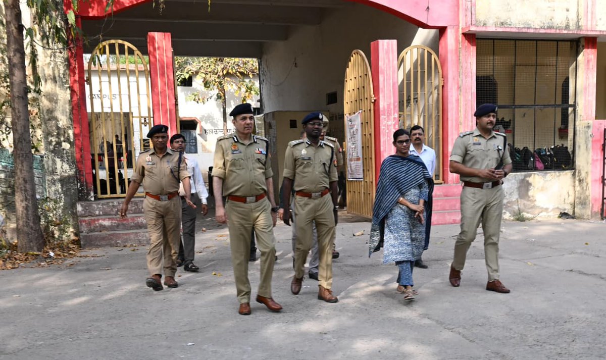 bandapolice's tweet photo. श्रीमान #ADGZone प्रयागराज व श्रीमान #Digchitrakootdham बांदा द्वारा #DMBanda व #SPBanda के साथ उ0नि0नागरिक पुलिस/समकक्ष पदों पर सीधी भर्ती-2025 की लिखित परीक्षा को सकुशल संपन्न कराए जाने हेतु जनपद के परीक्षा केन्द्रों का निरीक्षण कर संबंधित को दिए गए आवश्यक दिशा-निर्देश। https://t.co/DGweQiykjp