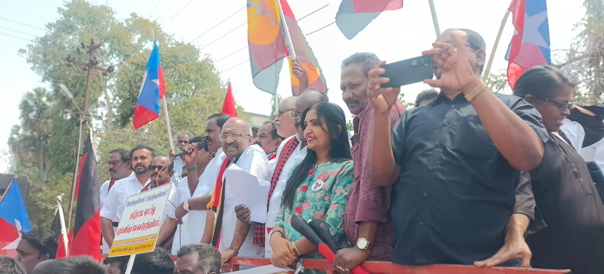 mnmsalemzn's tweet photo. இன்று நடைபெற்ற கேஸ் சிலிண்டர் தட்டுப்பாட்டை குறிப்பிட்டு மத்திய அரசைக் கண்டித்து மதசார்பற்ற முற்போக்கு கூட்டணி சார்பில் போராட்டத்தில் நமது மநீம நிர்வாகிகள் கலந்து கொண்டனர்
இடம்: பாரதிபுரம்,தர்மபுரி

 #TNRejectsNDA 
#Kamalhaasan_MP
#Makkalneedhimaiam
#Cylindercrisis https://t.co/F5sxFJP4zV