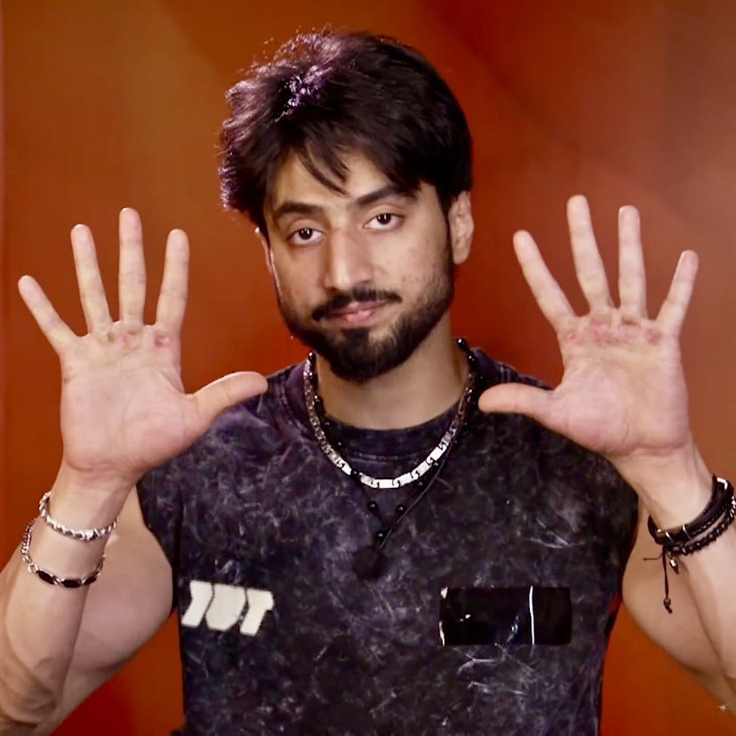NareshJ12802's tweet photo. Chalo atleast Arushi ko realize to hua ke Prince in logo se Mehnat karwa karke khudki Wife ko aage badha raha hai !!!
#Arushichawla #The50 https://t.co/OHWYxrYUVm