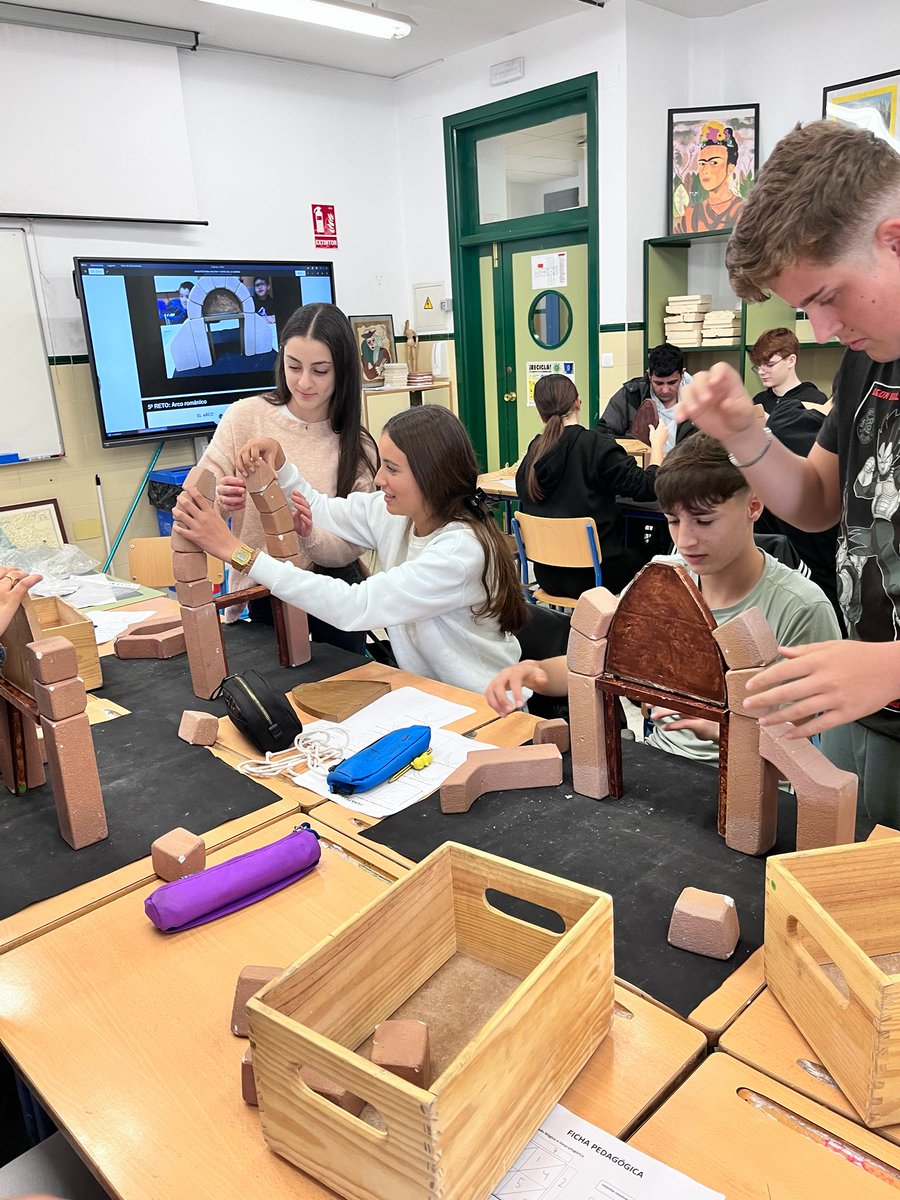 IES Las Lagunas tweet media