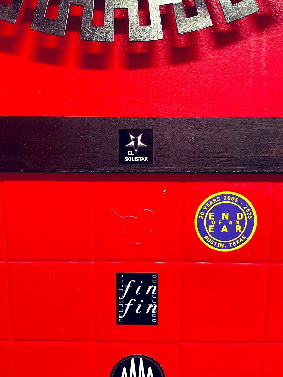 ELSOLISTAR's tweet image. 図々しくもセンターに貼らせて頂きました
ご不要でしたら剥がしておいて下さい
ポルファボール

#austin
#sxsw2026
#crowbar
#elsolistar