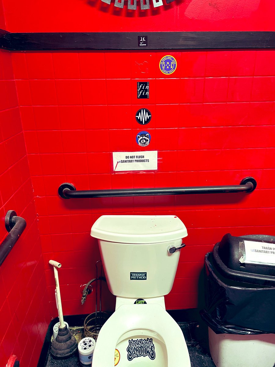 ELSOLISTAR's tweet image. 図々しくもセンターに貼らせて頂きました
ご不要でしたら剥がしておいて下さい
ポルファボール

#austin
#sxsw2026
#crowbar
#elsolistar