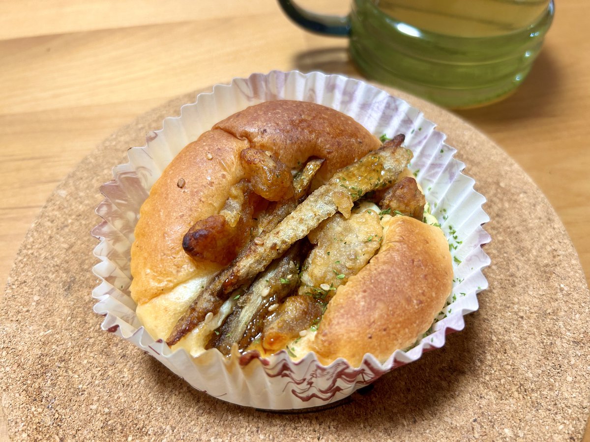帰宅後0秒で荷解き→洗濯→風呂までノンストップでこなせる自分偉😇
やっと一息ついて、山口名物のチキンチキンごぼうのパン食べてみてる  ごぼうの香りが香ばしくて美味しい！