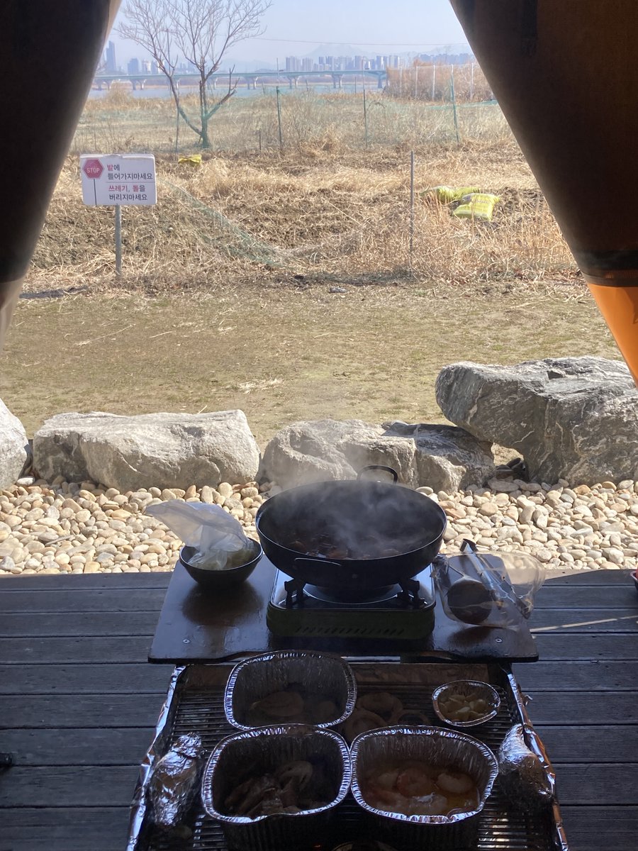 rlozimari's tweet photo. 글램핑 조아 🏕

여자 셋이서 3시간만에 먹은 양
- 삼겹살&amp;양송이버섯
- 소맥&amp;복소사
- 새우버터구이
- 감자버터구이
- 쭈꾸미
- 볶음밥
- 라면2봉
- 딸기 https://t.co/82GY04P5Ek