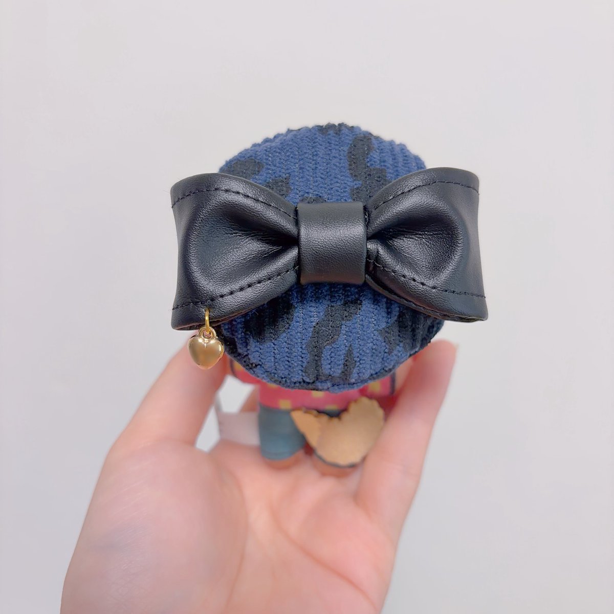 おめかしセット🎶
ベレー帽は斜めに被せた方が可愛いかなぁと個人的に思ってます🥳
リボンも布から一つ一つ手作りしてるので立体的でとっても可愛いです🖤
餃子はまた覚えてたら写真撮ります…