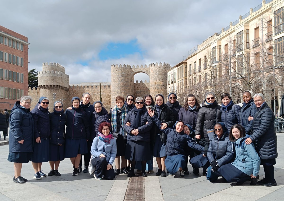 La ciudad de #Ávila acoge este fin de semana la celebración del #retiro de #SanJosé 😇

🙏🏼 #HijasDeLaCaridad que no han emitido los Votos, Comunidad del #SeminarioHHCC y postulantes de #España y de #Italia reflexionan y comparten en torno al tema: "Soñar y construir juntas" 🏗