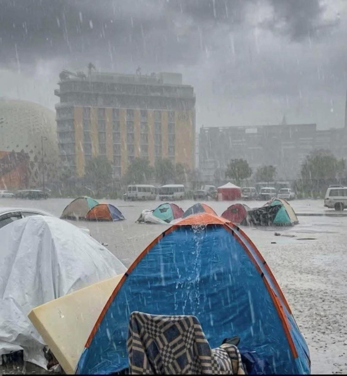 Une photo triste à voir. Des familles de déplacés sous la pluie à Beyrouth.
Le Conseil supérieur chiite au Liban, représenté par le dignitaire Ali el Khatib, a refusé de les accueillir et de les aider: « Allez voir l’Etat. » 
Ce dignitaire, appui indéfectible du projet