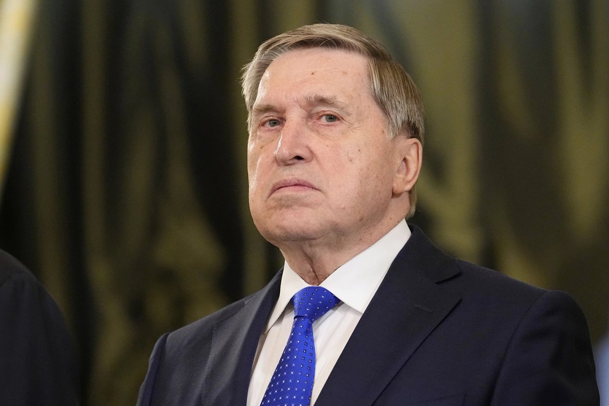 Ce monsieur s’appelle Yuri Ushakov. Il est le conseiller diplomatique de Vladimir Poutine. Quand Emmanuel Macron a envoyé ses conseillers Emmanuel Bonne et Bertrand Buchwalter à Moscou pour prier les Russes d’accepter les européens à la table des négociations pour l’Ukraine, il a