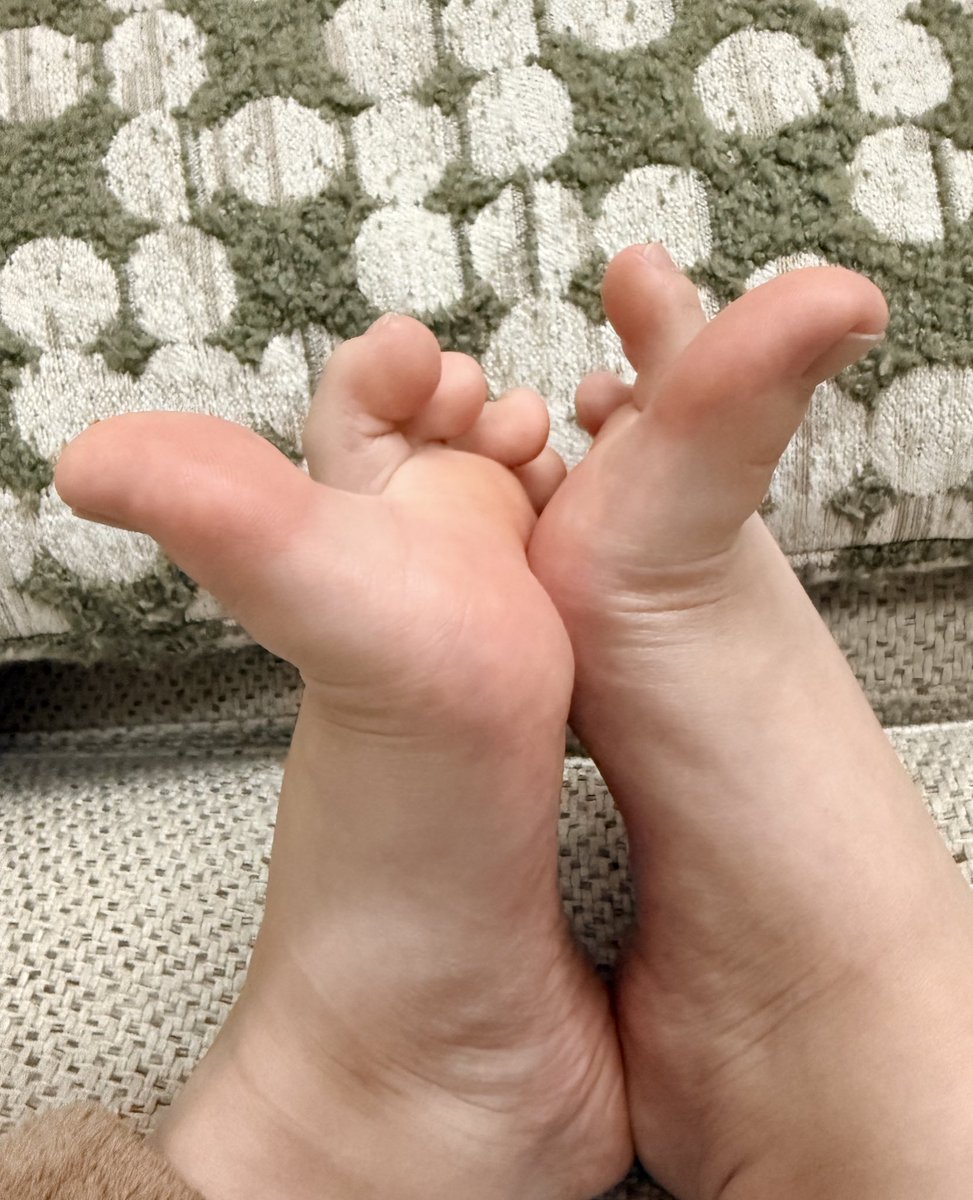 Fang2732's tweet photo. 奇怪的腳趾姿勢 https://t.co/7rkYTCDoid