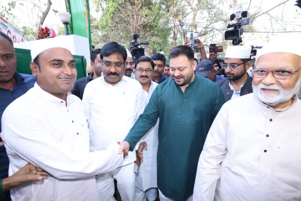 MehdiHa67774942's tweet photo. आज AIMIM कार्यालय पटना में #Aimim प्रदेश अध्यक्ष सह विधायक अख्तरूल ईमान साहब की तरफ से दावत ए इफ्तार का आयोजन हुआ जिसमें RJD लीडर @yadavtejashwi जी, और AIMIM के सभी एवं अन्य सम्मानित लोग शामिल हुए।
#Iftar @asadowaisi #AkhtarulIman #AIMIM #AIMIMBihar #RamzanMubarak https://t.co/TXSIjJAp4G