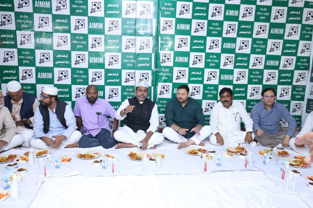 MehdiHa67774942's tweet photo. आज AIMIM कार्यालय पटना में #Aimim प्रदेश अध्यक्ष सह विधायक अख्तरूल ईमान साहब की तरफ से दावत ए इफ्तार का आयोजन हुआ जिसमें RJD लीडर @yadavtejashwi जी, और AIMIM के सभी एवं अन्य सम्मानित लोग शामिल हुए।
#Iftar @asadowaisi #AkhtarulIman #AIMIM #AIMIMBihar #RamzanMubarak https://t.co/TXSIjJAp4G
