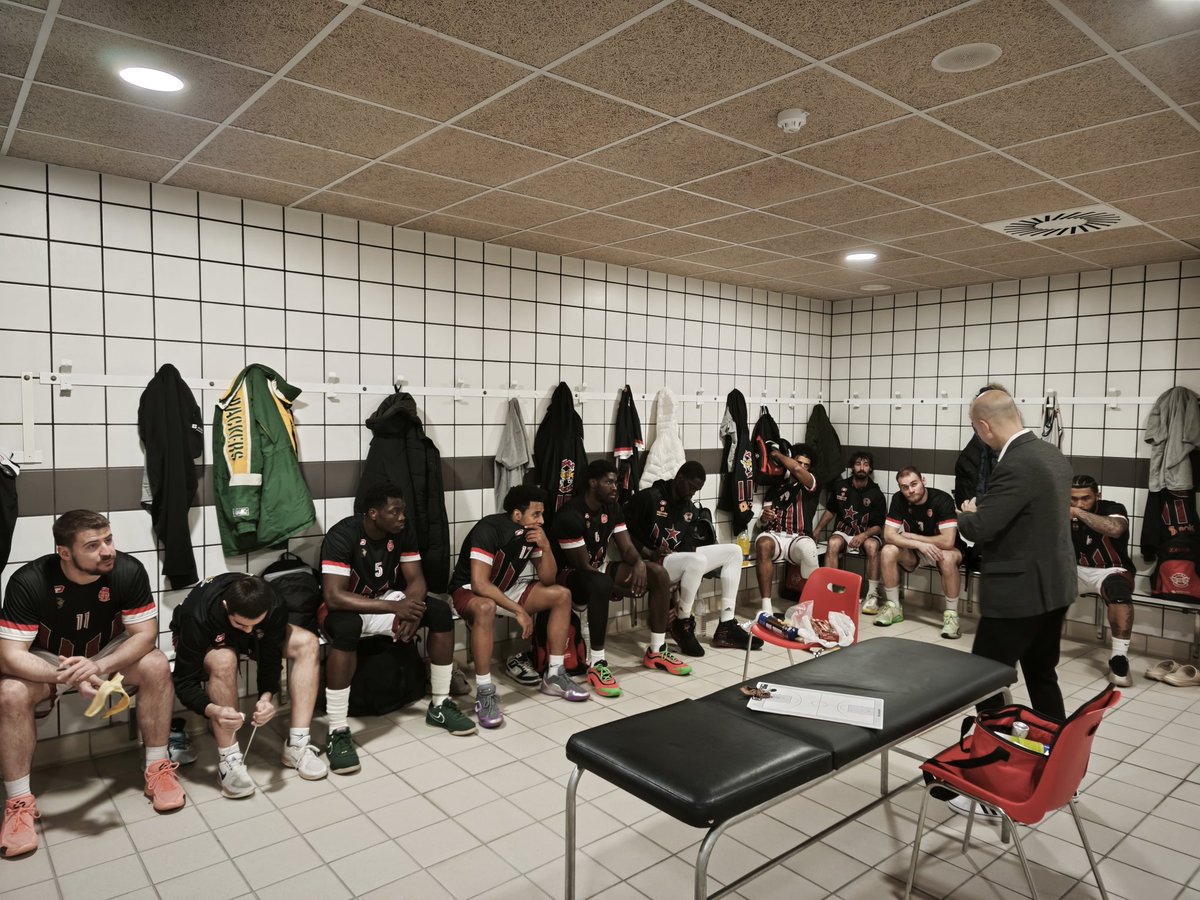 bisbalbasquet's tweet photo. L'entrenador del Sol Gironès @bisbalbasquet , @SurisEric , dóna les últimes instruccions a l'equip abans del partit de la jornada 21 de #2aFEB vs @cbzaragoza al #PabellóSXXI de #Zaragoza

Som-hi EQUIP!!! Som-hi AFICIÓ!!! https://t.co/2DKh2XVN0i