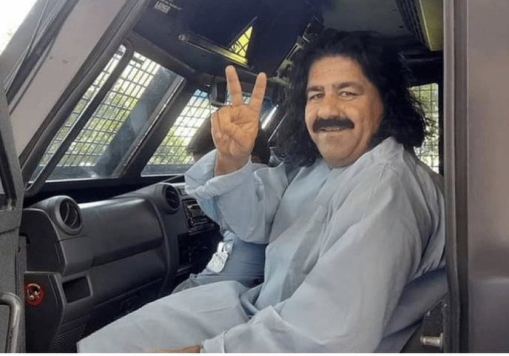 علی وزیر کا ضمانت ہونے کے باوجود جیل میں حبس بے جا میں رکھا ہے۔
#StateKilledMunirShakir