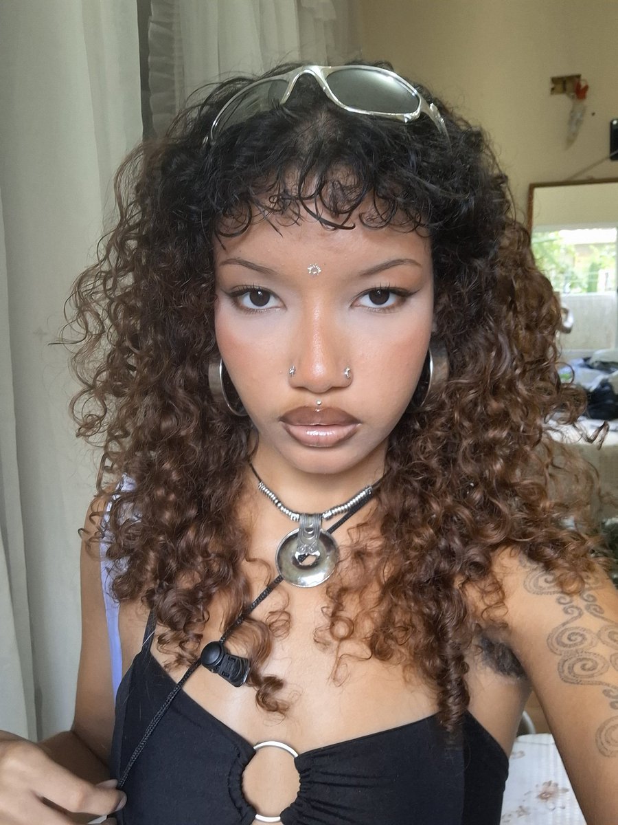 iflutena's tweet photo. gente eu quando sou linda boneca brat https://t.co/xsKjCCWe6J