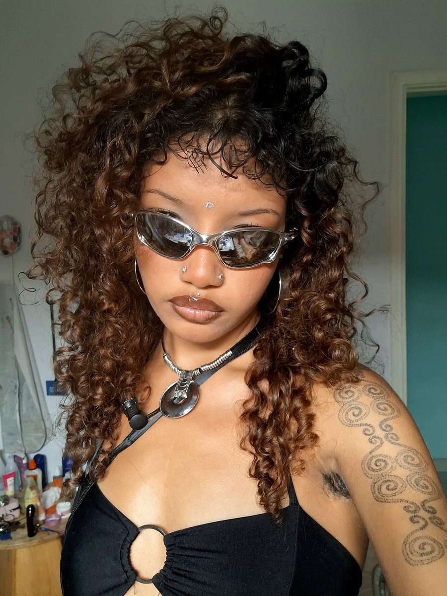 iflutena's tweet photo. gente eu quando sou linda boneca brat https://t.co/xsKjCCWe6J