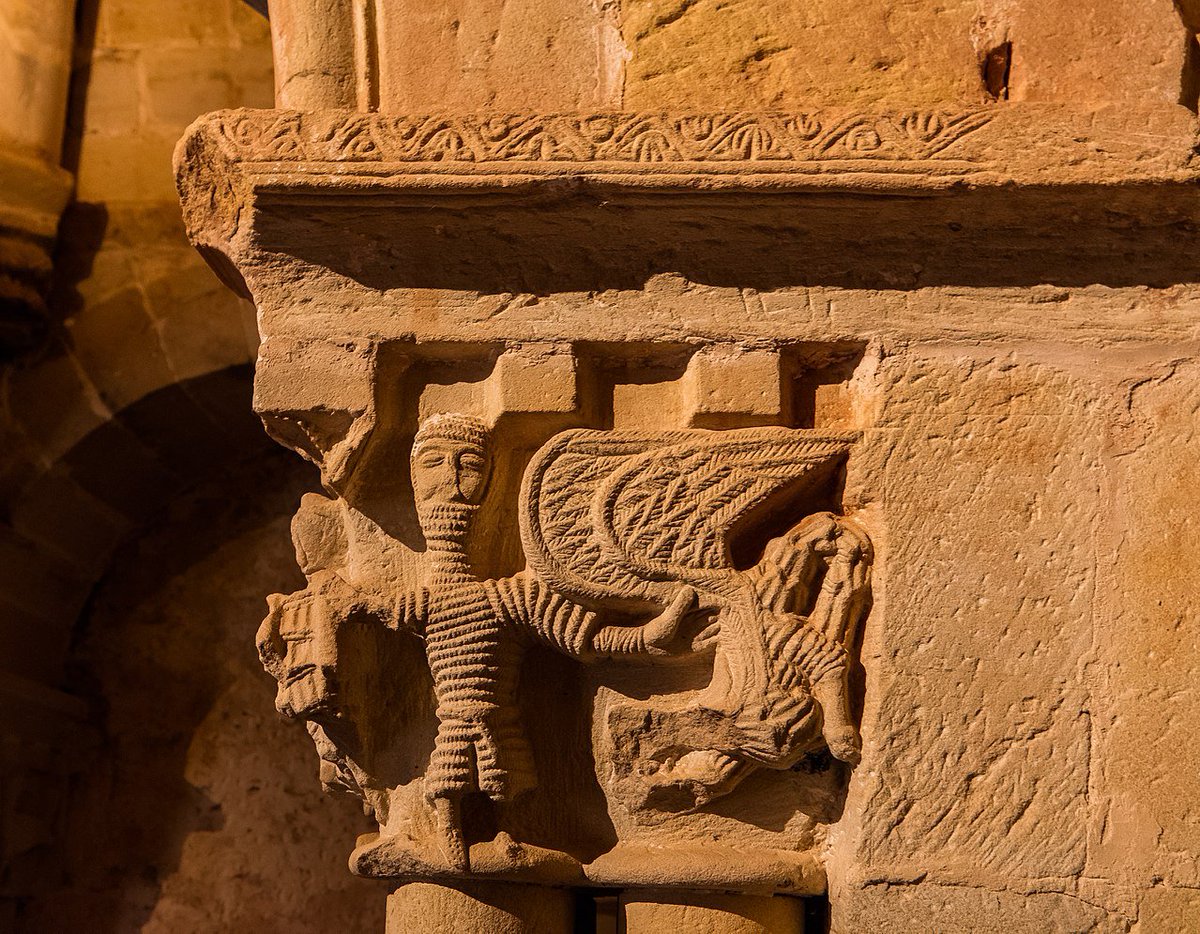 ElCampoAmarillo's tweet photo. Si buscas un lugar donde la arquitectura parece saltarse todas las normas, tienes que ir a las afueras de Soria, justo a orillas del Duero. 

​El claustro de San Juan de Duero es una de esas joyas que te dejan un poco descolocado la primera vez que las ves. Lo normal en el románico de la zona son los arcos de medio punto, sencillos y ordenados. Pero aquí, los Caballeros Hospitalarios decidieron hacer algo único: mezclaron arcos que se cruzan entre sí, formas de herradura y trazas que parecen traídas directamente de Oriente. 

​Se dice que en estas piedras quisieron plasmar todo lo que habían visto durante sus viajes en las Cruzadas. Es como un catálogo de recuerdos de viaje convertido en arquitectura. Lo más especial es que hoy el claustro está a cielo abierto, sin techos, lo que convierte el paseo por sus esquinas en una experiencia casi mística, sobre todo cuando la luz del atardecer empieza a jugar con las sombras de los arcos.
