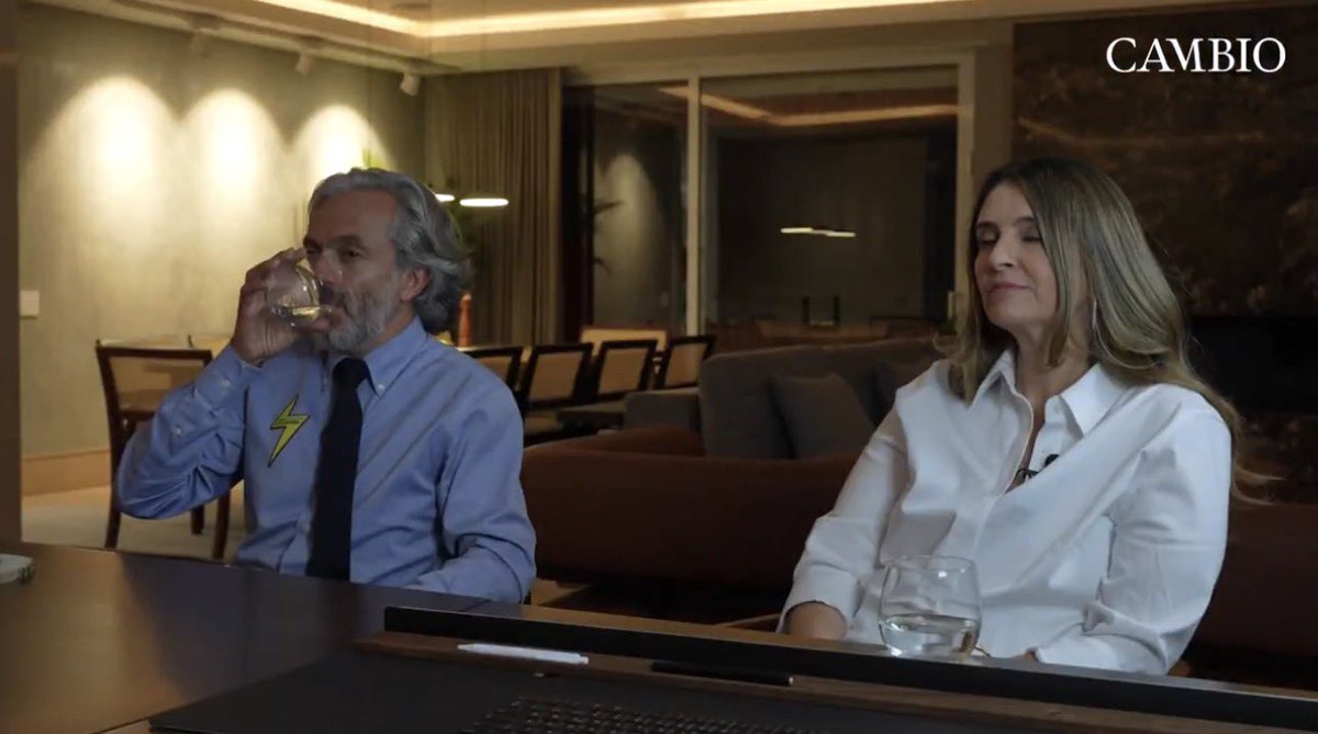 El señor Oviedo tragándose, con un vaso de agua, que Paloma Valencia diga: “no estoy de acuerdo con la adopción gay”.

Cuando la búsqueda de poder te obliga a perder tu ética y principios, sabemos que ya no hay nada más que hacer.

Ella, obligada a sentarse con un gay por votos,