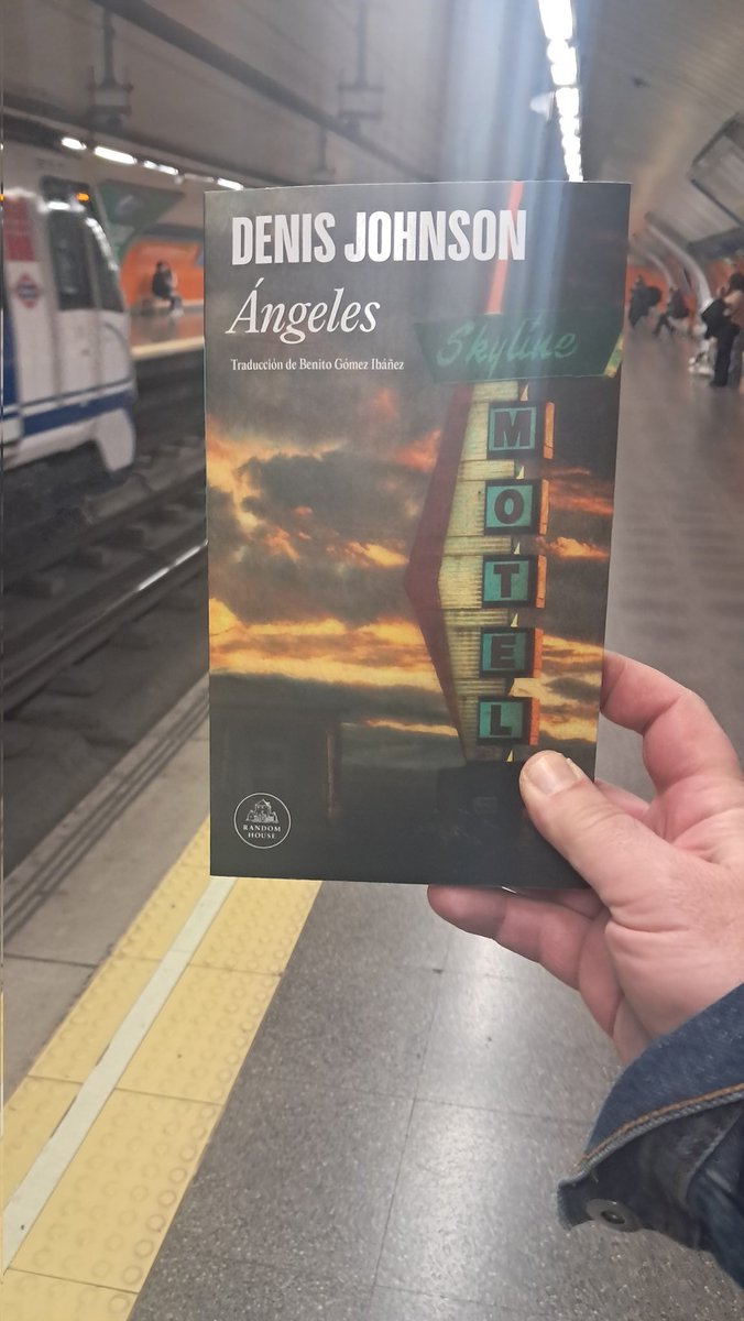 Alberto Olmos sujetando libros tweet media