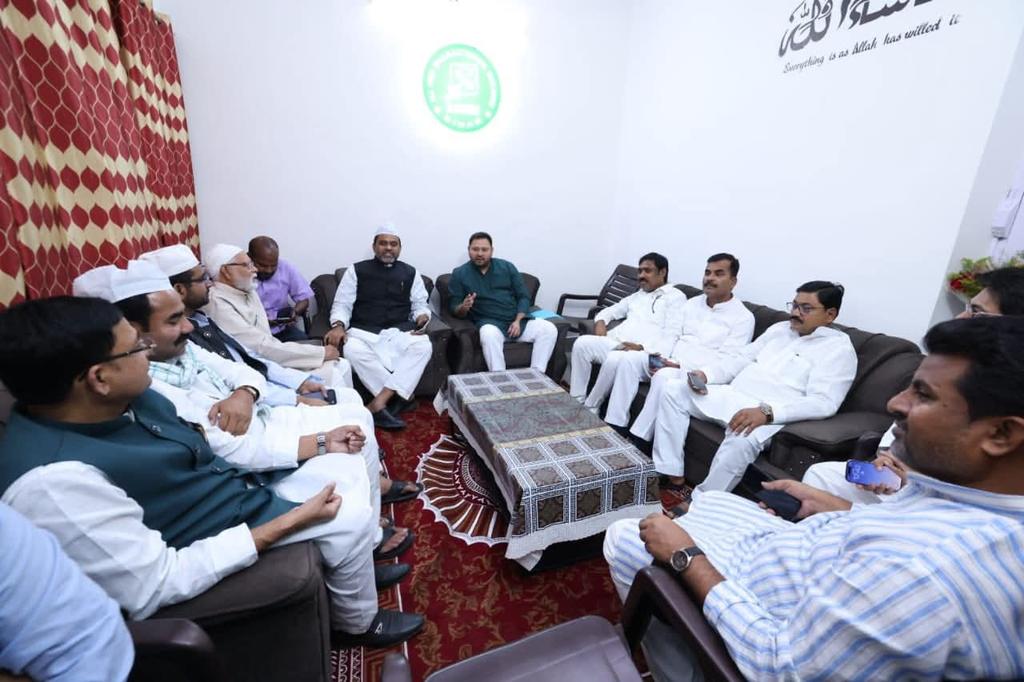 AimimShams's tweet photo. आज AIMIM कार्यालय पटना में #Aimim प्रदेश अध्यक्ष सह विधायक अख्तरूल ईमान साहब की तरफ से दावत ए इफ्तार का आयोजन हुआ जिसमें RJD लीडर @yadavtejashwi जी, और AIMIM के सभी एवं अन्य सम्मानित लोग शामिल हुए।
#Iftar @asadowaisi #AkhtarulIman #AIMIM #AIMIMBihar #RamzanKareem https://t.co/LTezRPgl0s