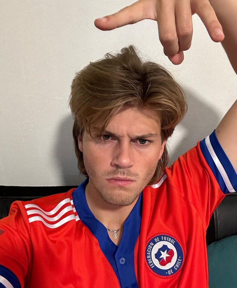dazedstan's tweet photo. el MAYOR LOGRO DE MI VIDA es haberle regalado la polera de la selección a ruel y que 3 años después en chile la siga usando

te amo ruel, tú y yo por siempre y para siempre https://t.co/1J4Jk2wtzB