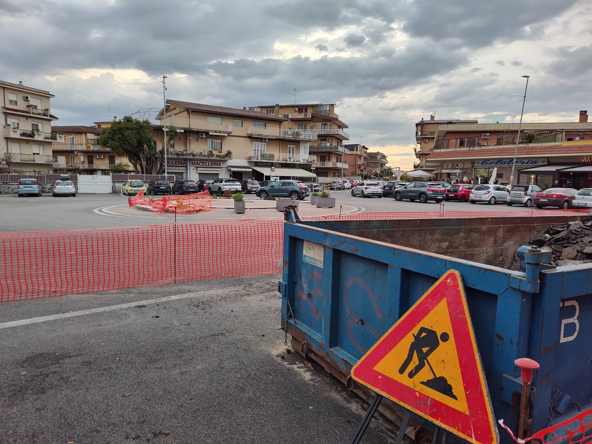 piazza Sabbioneta da anni lasciata così, perché chi vive a #Roma deve essere umiliato ogni singolo giorno della sua esistenza