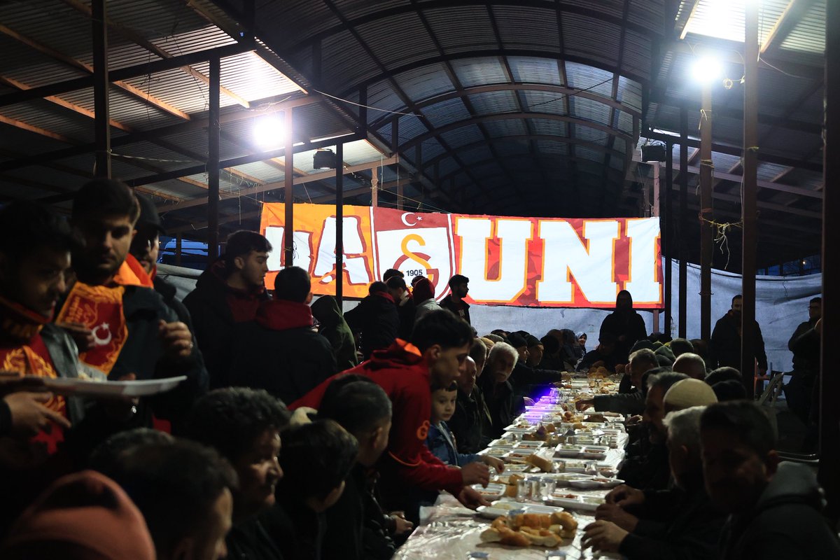 ultrAslanUNI's tweet photo. Oluşumlarımızın katkılarıyla hazırlanan koli dağıtımı ve iftar organizasyonumuzu, Kahramanmaraş’ın Türkoğlu ilçesinde gerçekleştirdik. Katılım gösteren herkese teşekkür ederiz. #uAUNIRamazanBereketi https://t.co/CN0bvqCiWS
