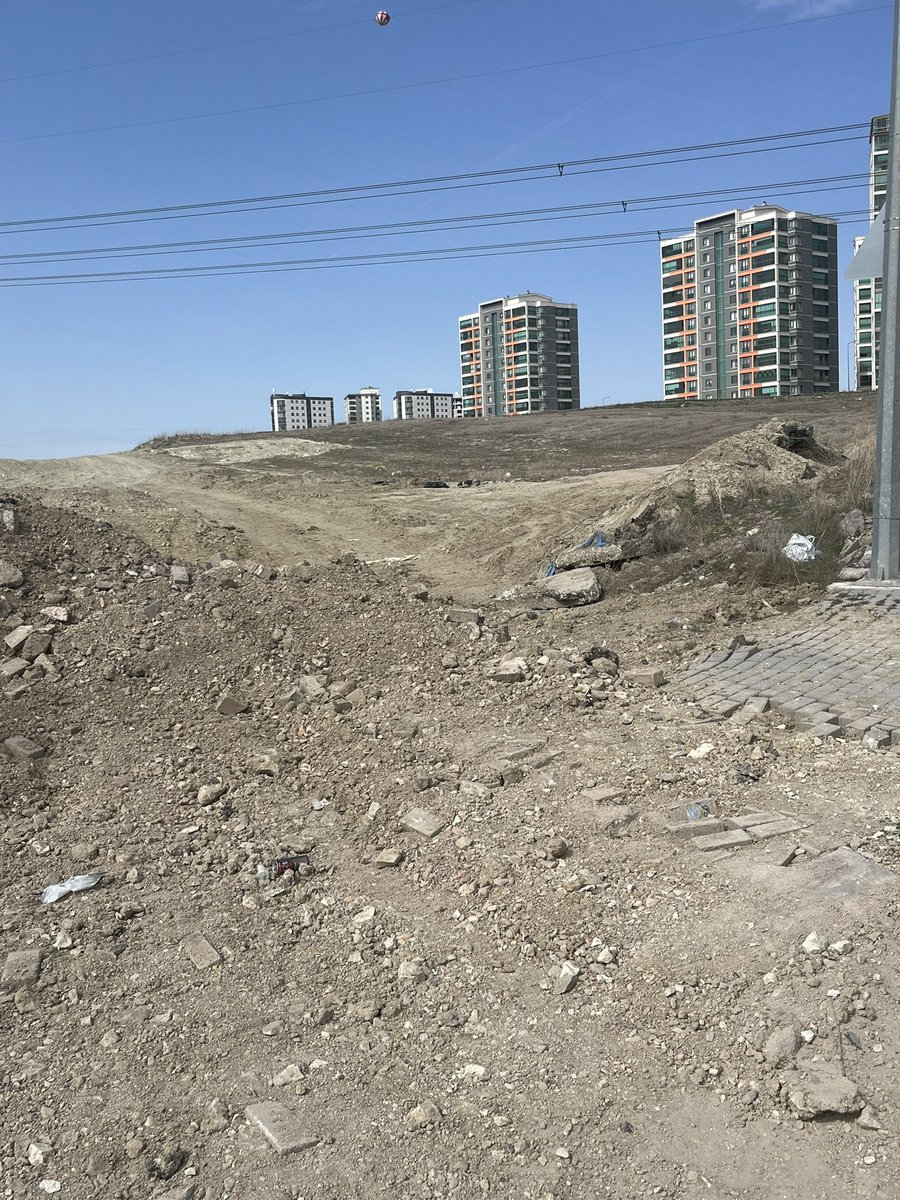 Ademn222's tweet photo. Yenimahalle susuz mahallesi 5325. Cadde, Akıncılar Caddesi yerler çöp ve toz içinde. Kaldırımlar çöp toz içinde belediyeden sadede çöp kovalarındaki çöpü almak için geliyorlar. @mansuryavas06 @ankarabbld @yenimahallebld https://t.co/BNPNNo0AZo