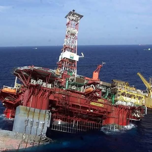 25YearsAgoLive's tweet photo. Three explosions on the Brazilian P-36 oil rig, the largest in the world, leave eleven workers dead. https://t.co/UeUyOUbec7