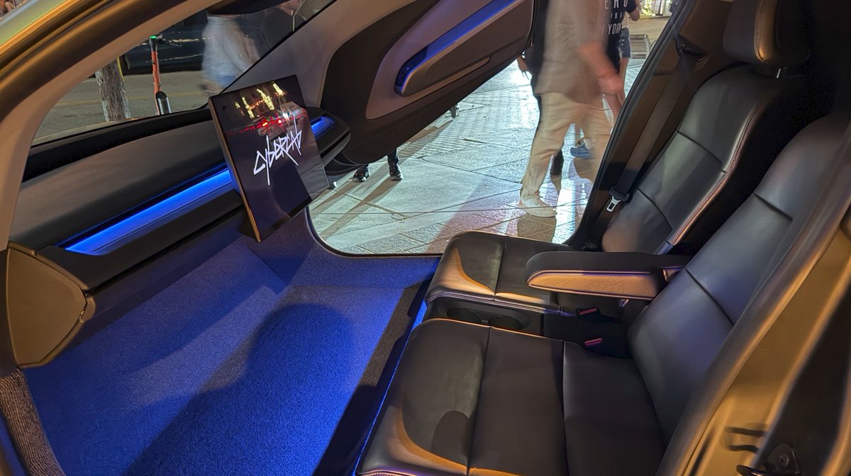 TomDue7's tweet photo. Compare!
I had the Murena 2.2 and it was a great car (not technically, but optics and low seating).
Just a pity Tesla didn't introduce the middle (backrest folds down to give a wide arm rest) seat. I understand why, the Cybercab is probably not as wide as the Murena, but it would have been extra cool!
@elonmusk Can we have such a cool 3seater version for owners of the Cybercab?