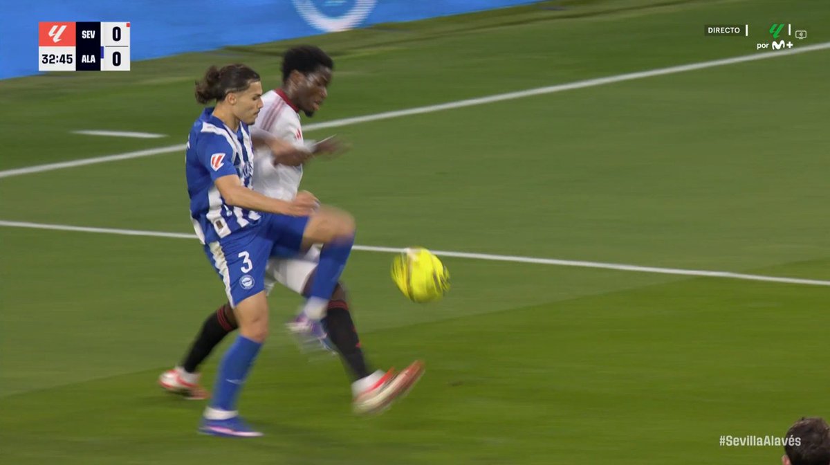 orgullobiri's tweet photo. Una es penalti y la otra no...😳 https://t.co/6u3DxbItV3