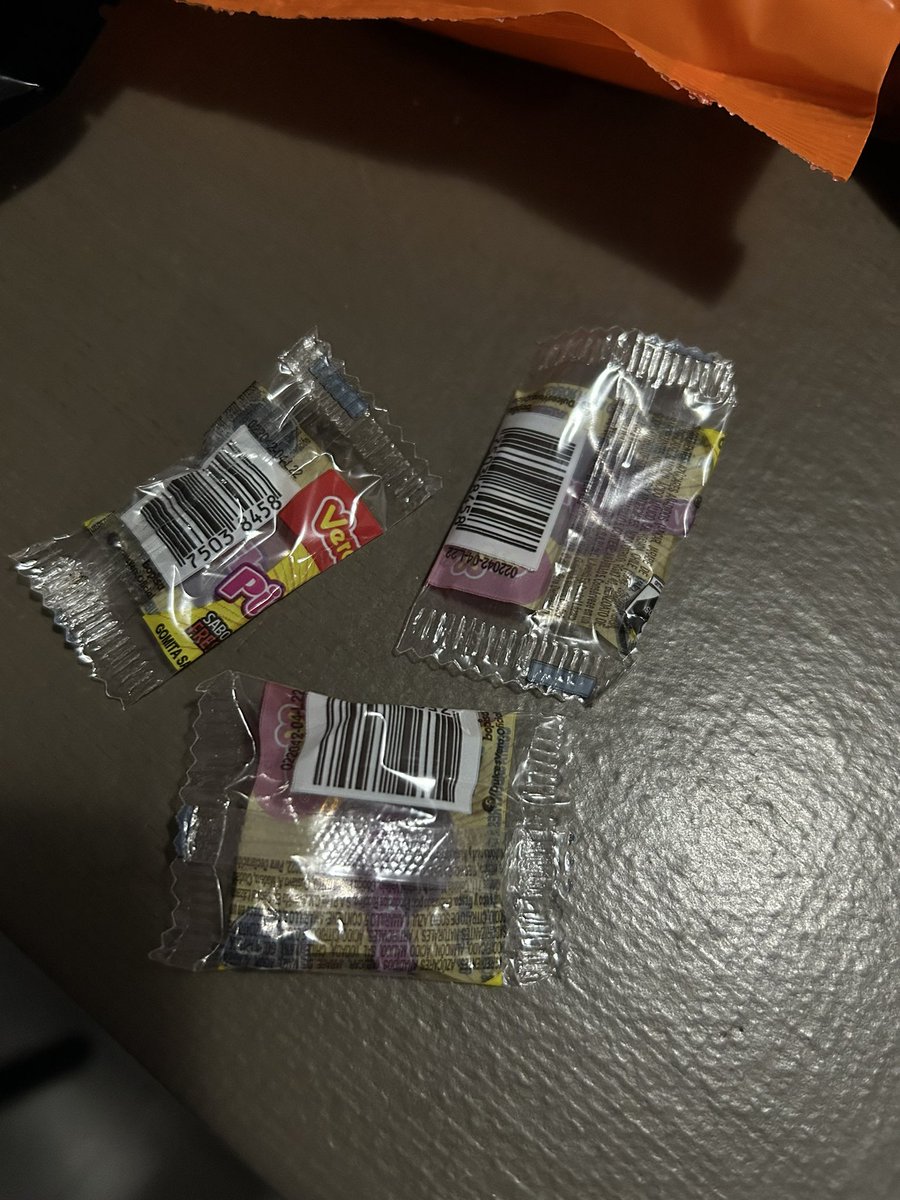 Alice950501's tweet photo. @dulcesvero compré una bolsa de 100piezas de picafresas y me doy cuenta que literalmente me vendieron aire 🥲 encontré varias bolsitas selladas y  nada en su interior https://t.co/f7EdqDZhLi