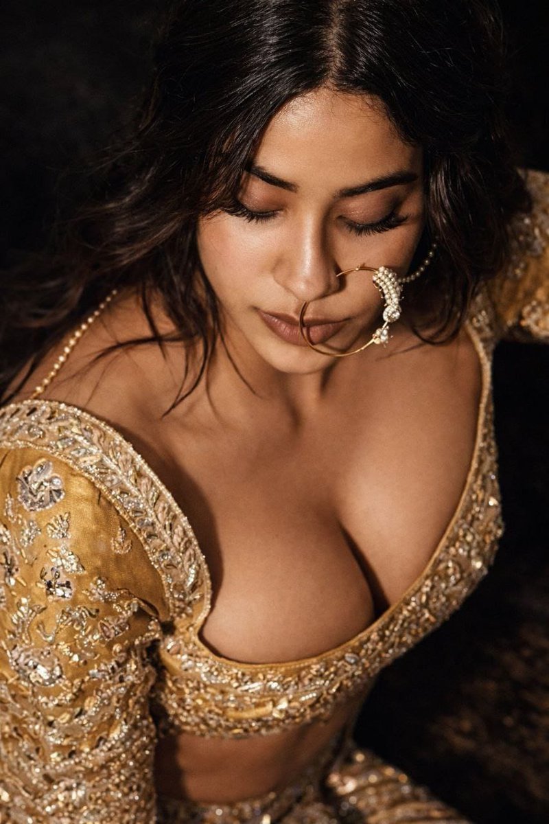 Sandykabariya's tweet photo. Guess this Actress within 0.5 Second?
#Bollywood #BollywoodActress #BollywoodActor #HindiCinema
#IndianCinema #Celebrity #CelebStyle #TrendingNow
#ViralPost #InstaCeleb #DesiVibes #HotLook
#GlamLook #MovieStar #StarStyle #Entertainment https://t.co/1gQxhlMMhA