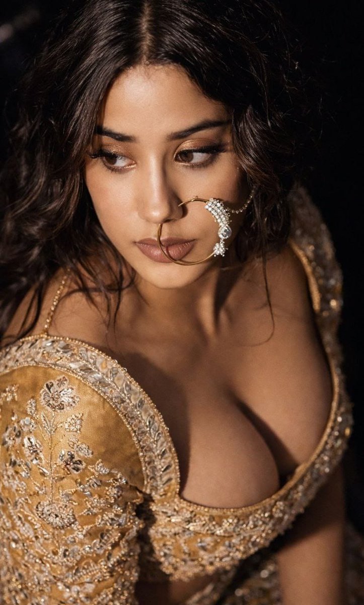 Sandykabariya's tweet photo. Guess this Actress within 0.5 Second?
#Bollywood #BollywoodActress #BollywoodActor #HindiCinema
#IndianCinema #Celebrity #CelebStyle #TrendingNow
#ViralPost #InstaCeleb #DesiVibes #HotLook
#GlamLook #MovieStar #StarStyle #Entertainment https://t.co/1gQxhlMMhA