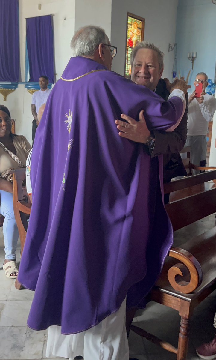 USEmbCuba's tweet photo. Hoy fuimos a misa a la iglesia de la Virgen de Regla con pedido y esperanza que se liberen a todos los presos políticos y para un mejor futuro para el pueblo Cubano. #ConCubanosDePie 
🇺🇸🤝🇨🇺 https://t.co/1IhrpmU3sY
