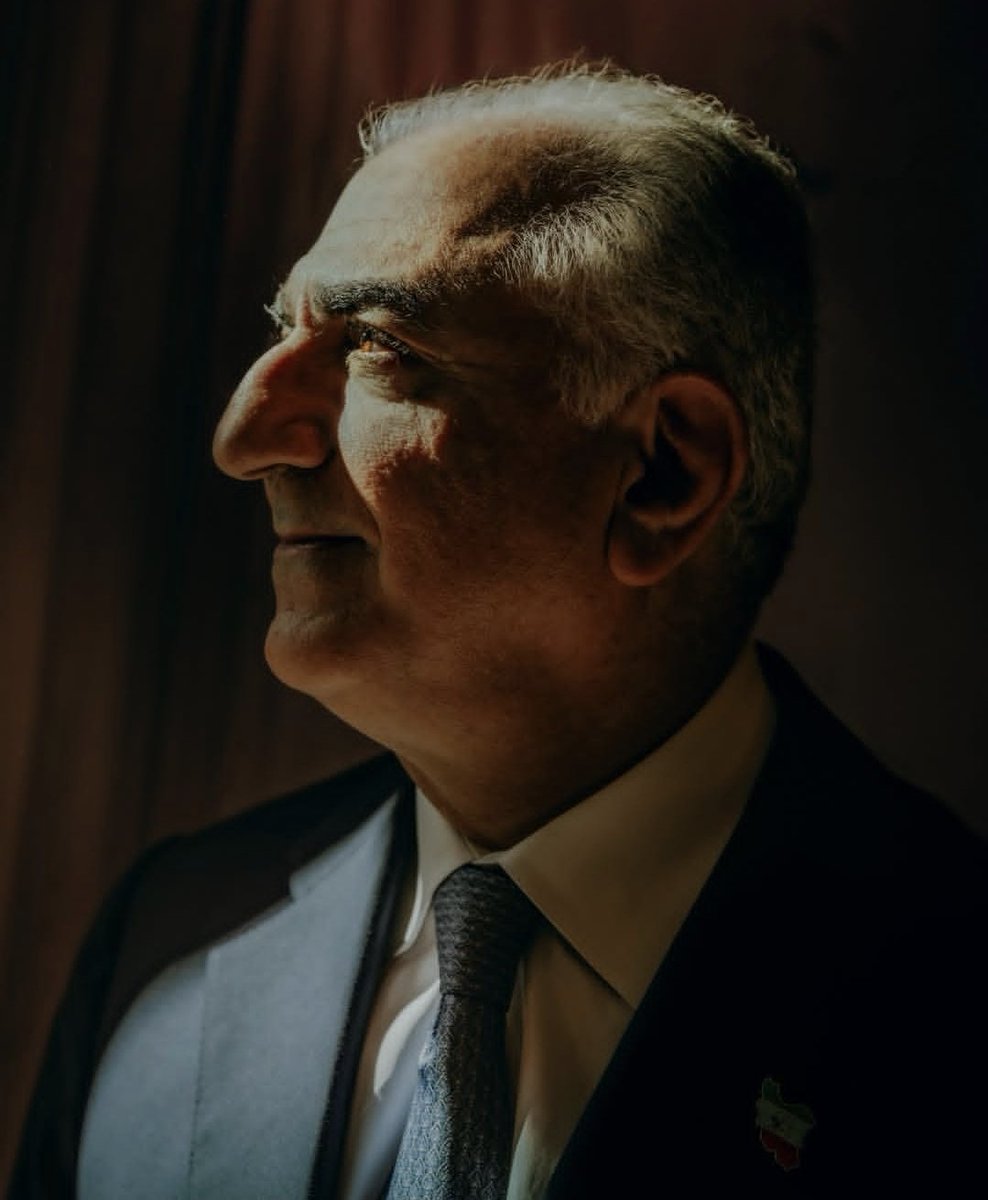 kousarjoyenda's tweet photo. لحظات بسیار حساسیه و
هشتگ #KingRezaPahlavi از ترند افتاده
بیایین هل بدیم دوباره ترندش کنیم https://t.co/pw7XAKUNsn