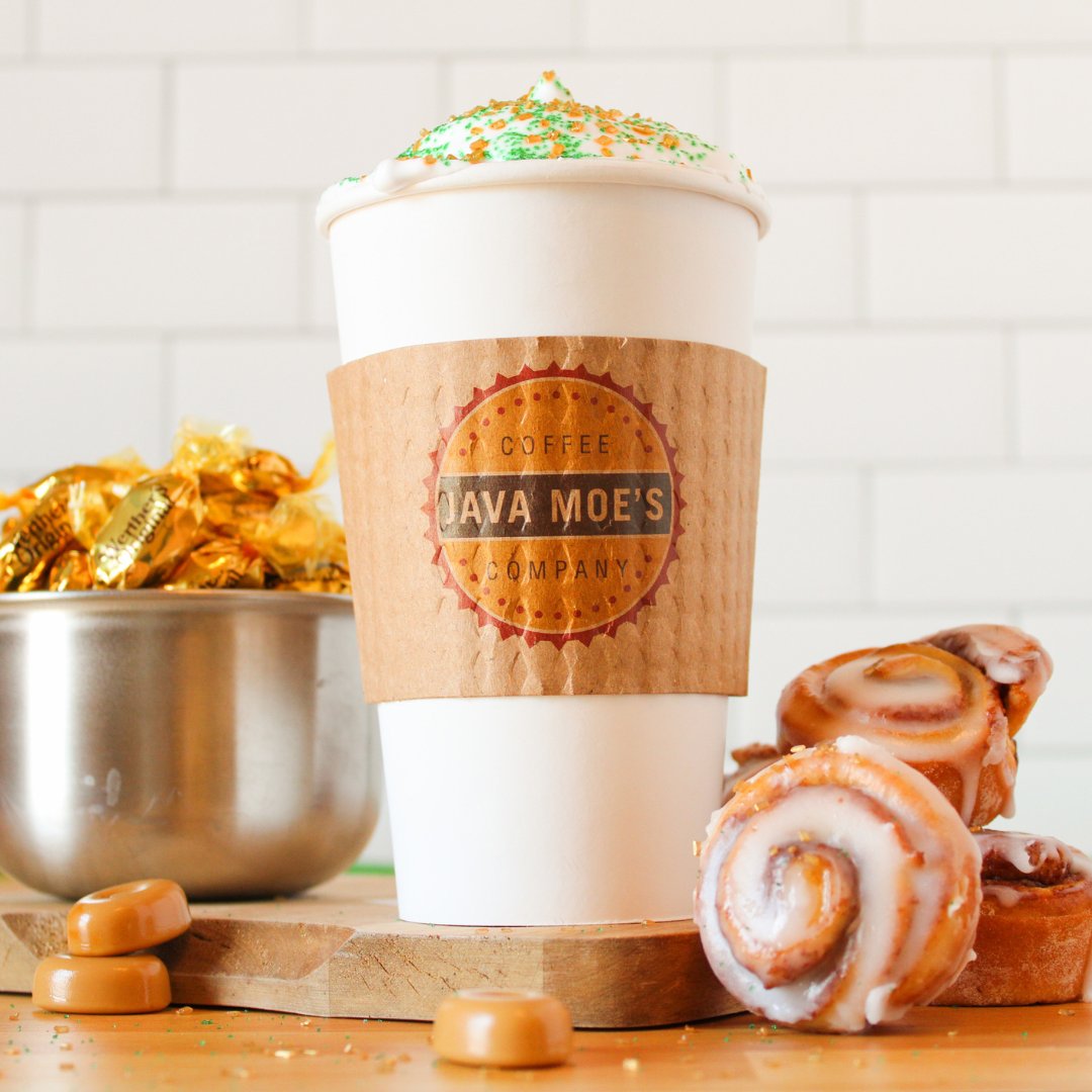 JavaMoes's tweet photo. Drink of the Week: 𝐏𝐎𝐓 𝐎𝐅 𝐆𝐎𝐋𝐃 𝐋𝐀𝐓𝐓𝐄🍀
No need to find the end of the rainbow, we've got your pot of gold right here!
Made with hazelnut, cinnamon bun, and caramel flavors.

𝐓𝐫𝐲 𝐢𝐭 𝐡𝐨𝐭, 𝐢𝐜𝐞𝐝, 𝐨𝐫 𝐟𝐫𝐨𝐳𝐞𝐧 𝐟𝐨𝐫 $𝟏 𝐨𝐟𝐟 𝐚𝐥𝐥 𝐰𝐞𝐞𝐤! https://t.co/yRSXEcPvnW