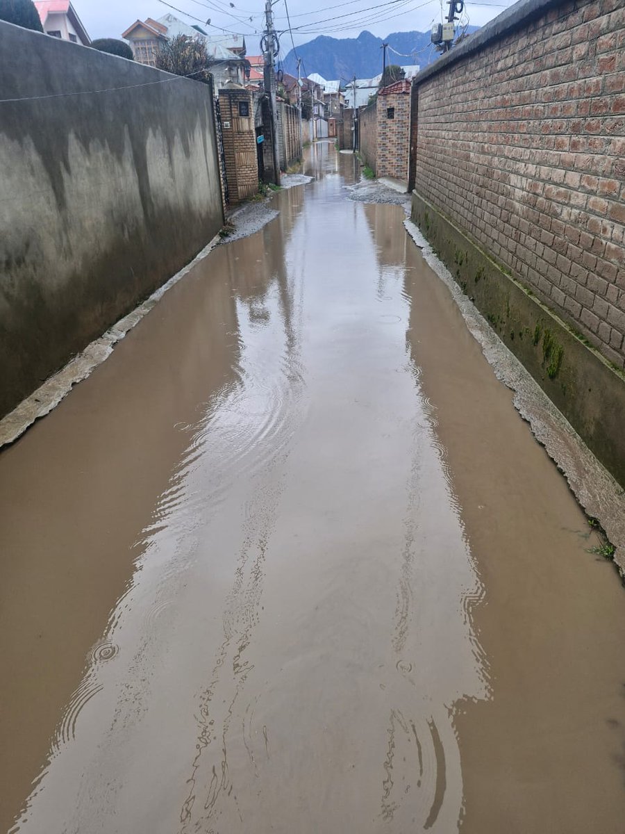BadriIrshad's tweet photo. @SMC_Srinagar 
@SMC_24x7
Please send Sucker truck to Usmaniya colony, Lane A, Opposite Colour Corner salon, 90 Feet Road Ellahibagh, Srinagar.
The water logging  due to rain makes the Colony lane totally blocked and + https://t.co/BzSbJ5P5uq