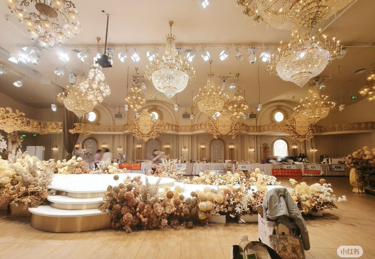vaendeimos's tweet photo. i need everyone to see the venue of the recent phaidei café event in china because this is insane https://t.co/Hg8tmvIq3Q